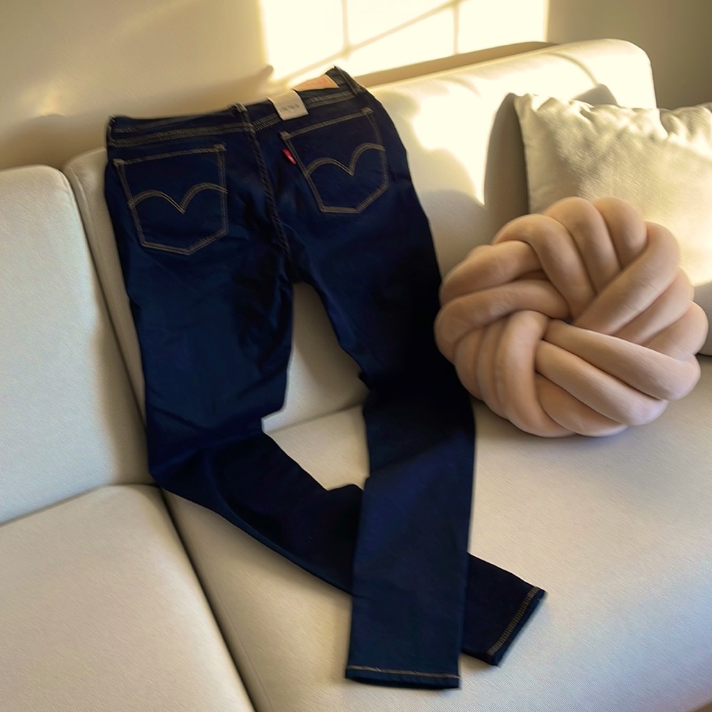 NWT LEVIS Sz 28 710 Super Skinny jeans!